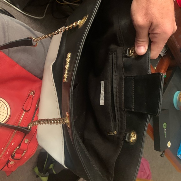 Kenneth Cole Reaction tote in black and White. - Picture 5 of 6